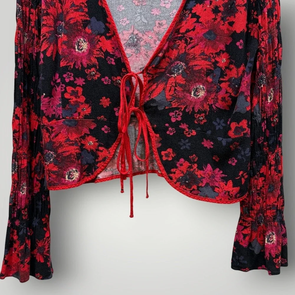 Free People Red Black Floral Tie Front Cropped Blouse Bell Sleeve Sz‎ M
